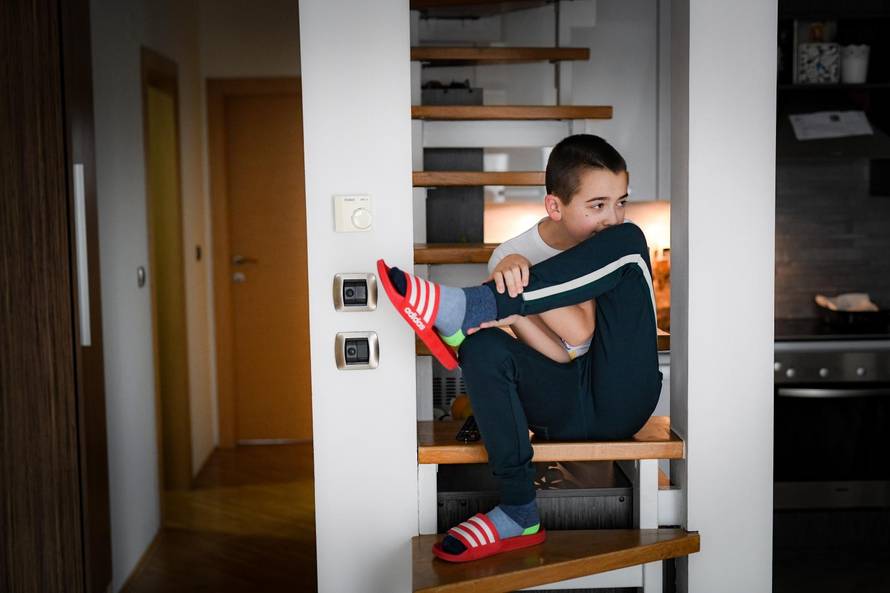 Ivano ima 12 godina, ide u peti razred, ima bijele tenisice, bicikl i Mickeyja Mousea. I autizam