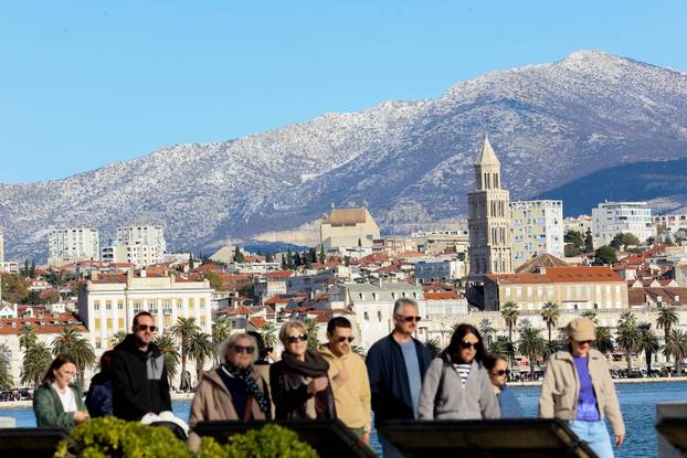 Zubato sunce u Splitu izmamilo je brojne šetače