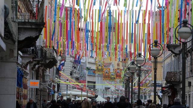 Rijeka: Ulice ukrašene šarenim vrpcama uo?i karnevala