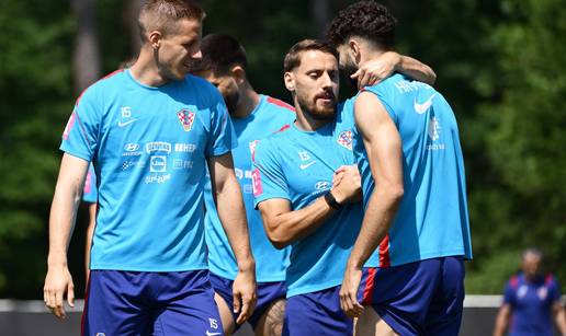 FOTO Vla&scaron;i&cacute; grli Gvardiola, Oli&cacute; i Dali&cacute; ne&scaron;to mu obja&scaron;njavaju. Pogledajte trening 'vatrenih'