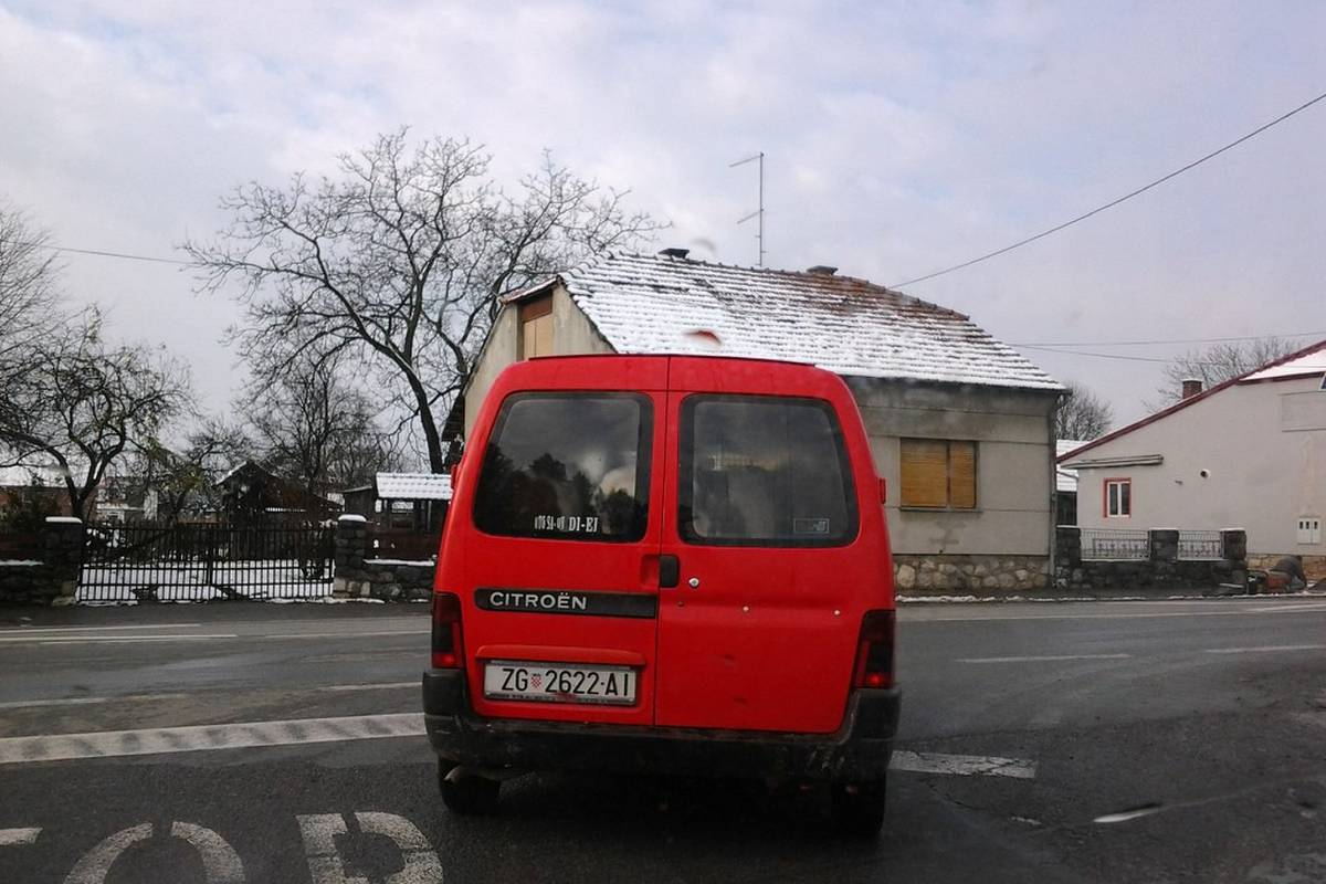 U Citroen Berlingo nagurao je telad i vozio ih prema Zagrebu