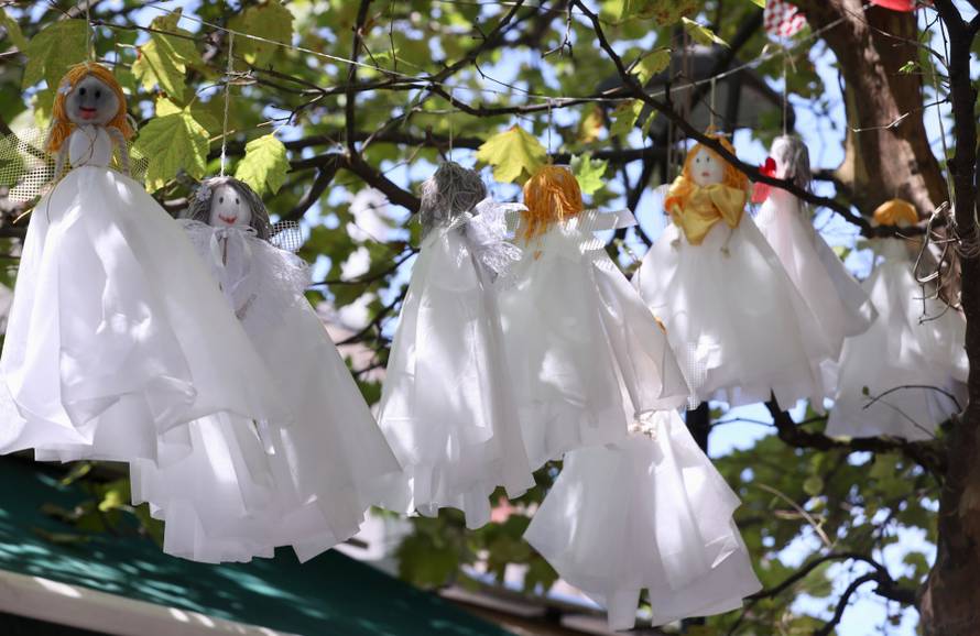 Vesna je okitila Imotski s više od 600 anđela: Sve je ručni rad