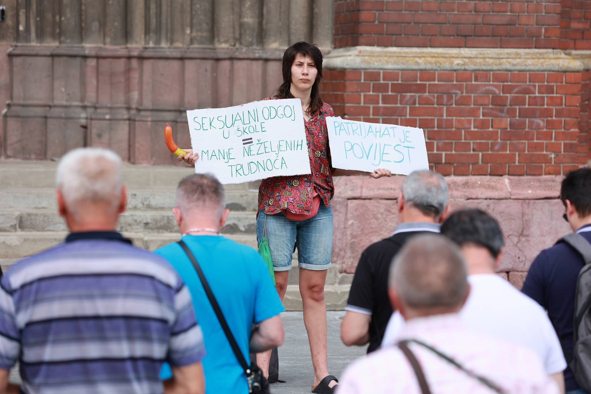 Osijek: Žena s transparentima stajala spred muškaraca tijekom molitve