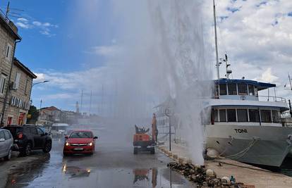 VIDEO Vodoskok u Trogiru, cijev pukla kod brodogradilišta: 'Sve je poplavilo, padala je i kiša'
