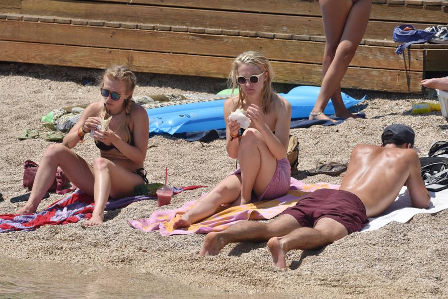Tulum u Tisnom: Partijanerice pokazale seksi tijela na plaži