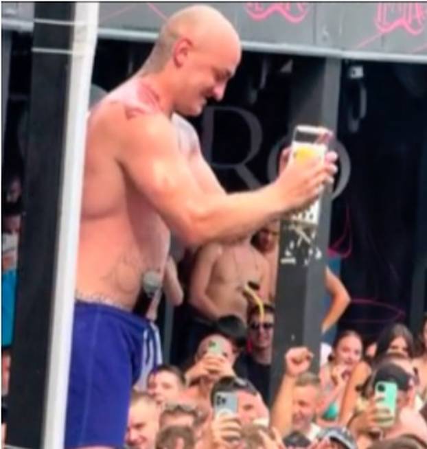 FOTO Ovo je najslušaniji izvođač u Hrvatskoj: Fanovima pljuje u usta, razbija im jaja o glavu...