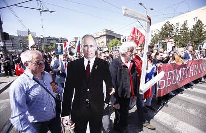 U Beogradu mimohod za Rusiju: Nosili kartonskog Putina i slovo Z, sudjelovala i dva ministra