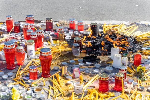 Novosađani pale svijeće za žrtve nezapamćene tragedije