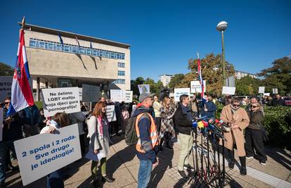 Inicijativa 'Karte na stol' prosvjedovala u Zagrebu. Tvrde da vlast ima skrivene planove