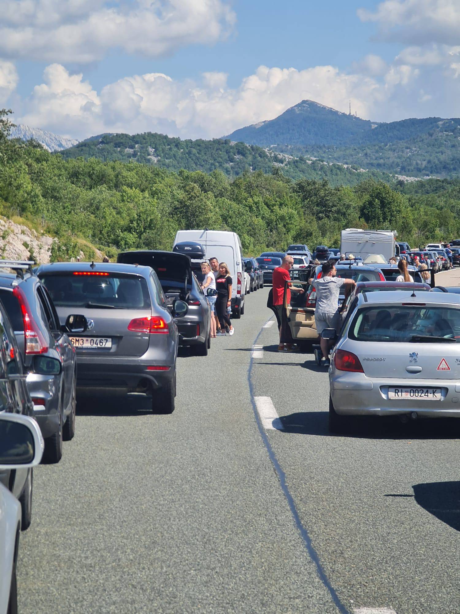 FOTO Nesnosne gužve na A1: 'Ljudi izlaze iz auta, čekaju na +35, nitko nam ništa ne javlja'