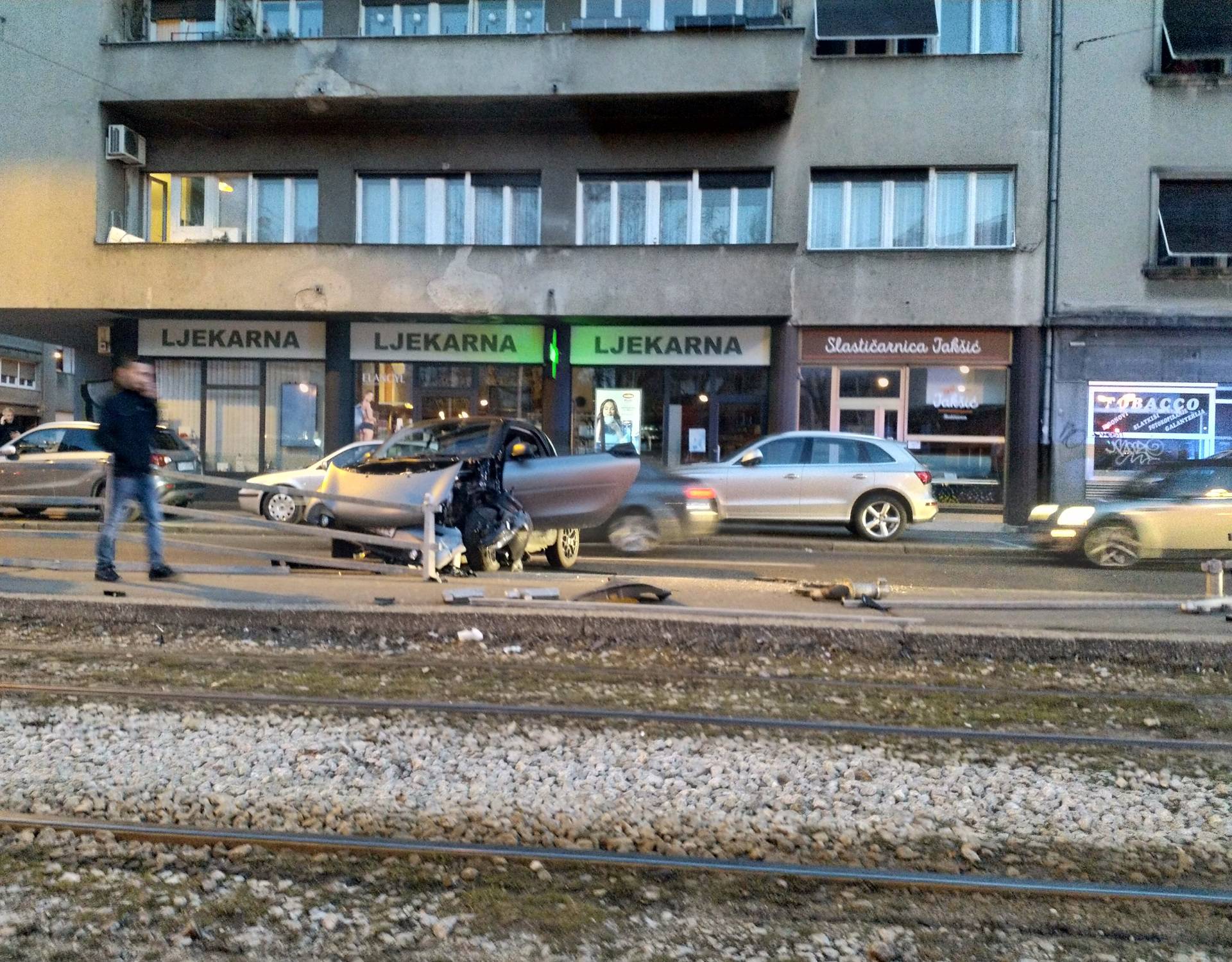 Sudar u Zagrebu: Smart je smrskan, uništili su i stanicu