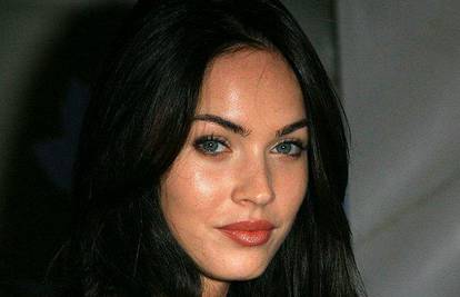 Megan Fox u caffe baru  je radila odjevena u bananu...