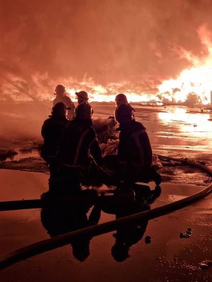 FOTO U srcu požara! Herojski napori vatrogasaca da ugase požar koji diže opasan oblak