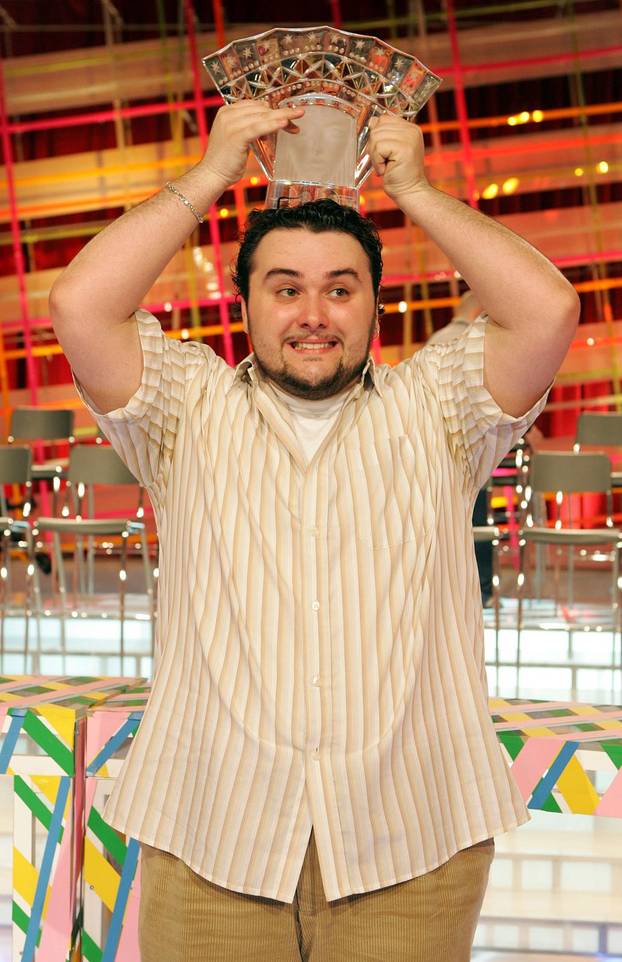 ARHIVA - Boris Novković s pjesmom 'Vukovi umiru sami' pobijedio na Dori 2005.