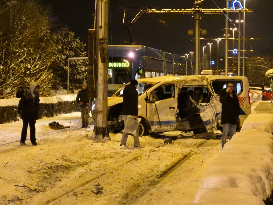 VIDEO Drama na Jarunu: Pijan izletio na tramvajsku prugu pa se kombijem zabio u stup