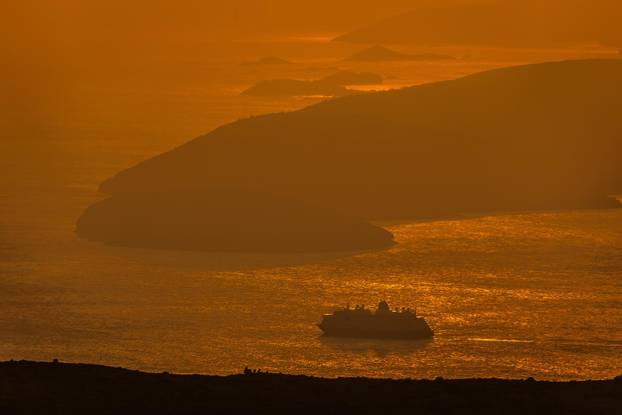 Mosor: Pogled sa Zvjezdanog Sela Mosor na zalaz sunca iznad Splita