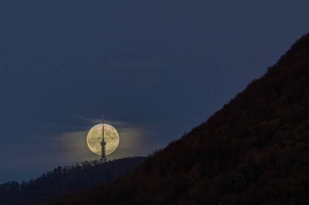 Zagreb: Pun Mjesec izlazi iza sljemenskog tornja
