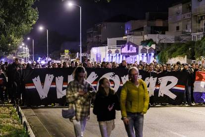 Split: Održan mimohod Torcide Vukovarskom ulicom u čast žrtvama Vukovara i Škabrnje