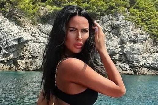 Hrvatska Megan Fox istaknula guzu u tangama, a na leđima je nosila zanimljiv modni dodatak