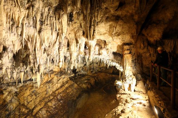 Baraćeve špilje su zaštićeno krajobrazno područje u općini Rakovica