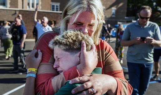 FOTO Tužni prizori u Minnesoti nakon strašnog napada u školi: Dvoje mrtvih, 17 djece ranjeno!