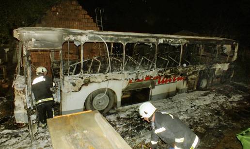 Školski bus je planuo ispred kuće vozača i potpuno izgorio