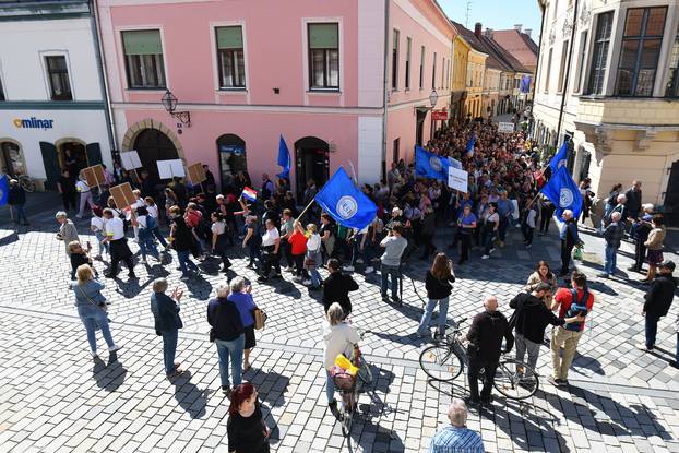 Varaždin: Prosvjedna povorka radnika Varteksa stigla u centar grada 