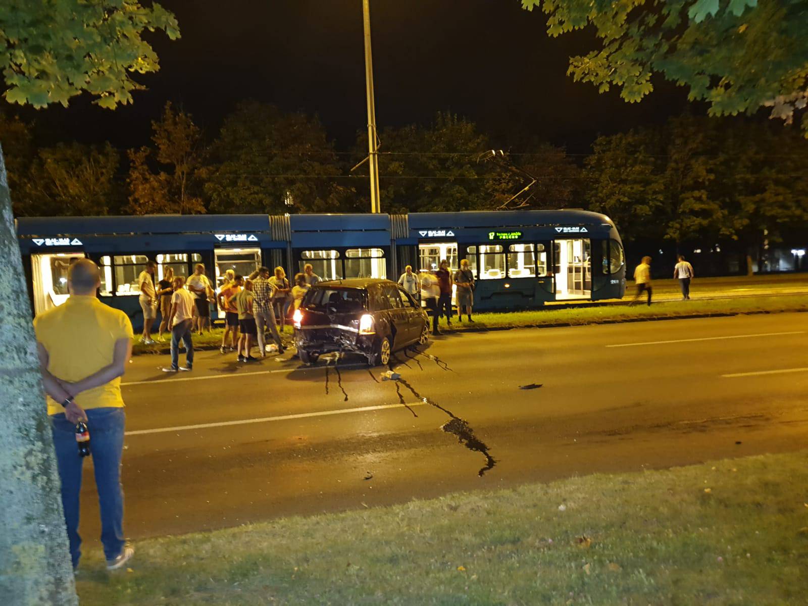 VIDEO Krš i lom u Zagrebu: Auto se odbio od rubnika u tramvaj