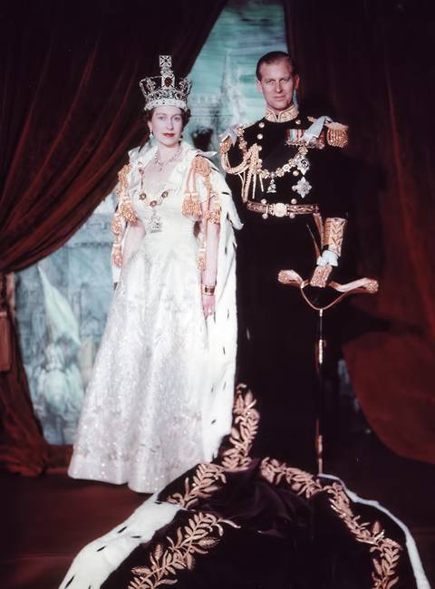 Kraljica po kući danima nosila krunu da se navikne na težinu