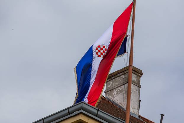 Osijek: Hrvatska zastava s prvim bijelim poljem na zgradi u kojoj živi Branimir Glavaš