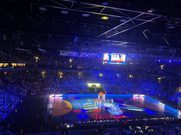 FOTO Kontra IHF-u: Zagrebačka Arena puna i u ranijem terminu! Bizarna spikerova molba publici
