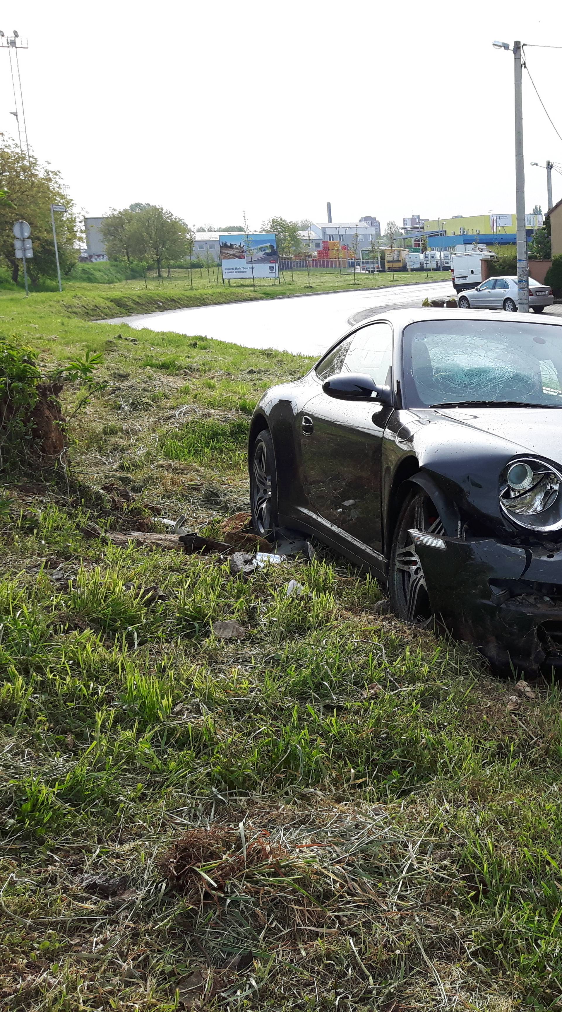 Porsche sletio s ceste i skoro se popeo na željezničku prugu