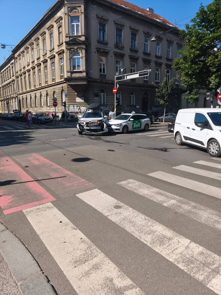 FOTO Teška nesreća u Zagrebu: 'Vidio sam tri razbijena auta'