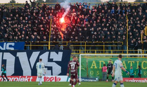 Navijači Dinama: 'Kaj bi nam tek Kurilovec napravio'. 'Klaun od trenera'. 'Kova, odlazi'