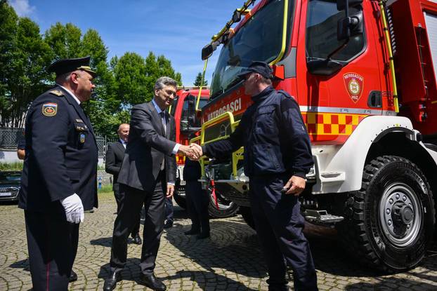 Zagreb: Svečana primopredaja vatrogasnih vozila