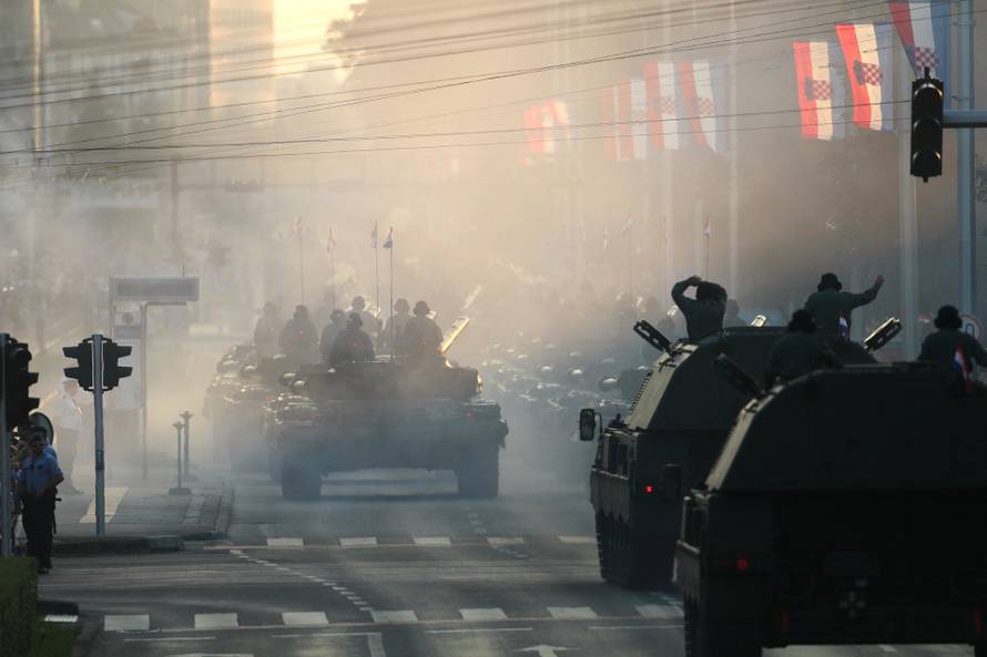 ARHIVA - Na današnji dan 2015. u Zagrebu održan veliki vojni mimohod