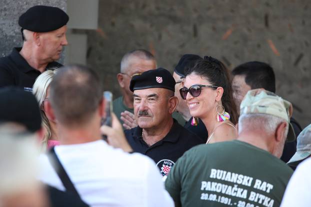 Nikad manje ljudi u Kninu: Branitelji na suncu, iza ograde