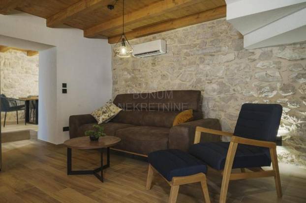 FOTO Ulov i pol: Kamena kuća u Tribunju nalazi se tik do mora, a vrijedi manje od 'milje'!?!