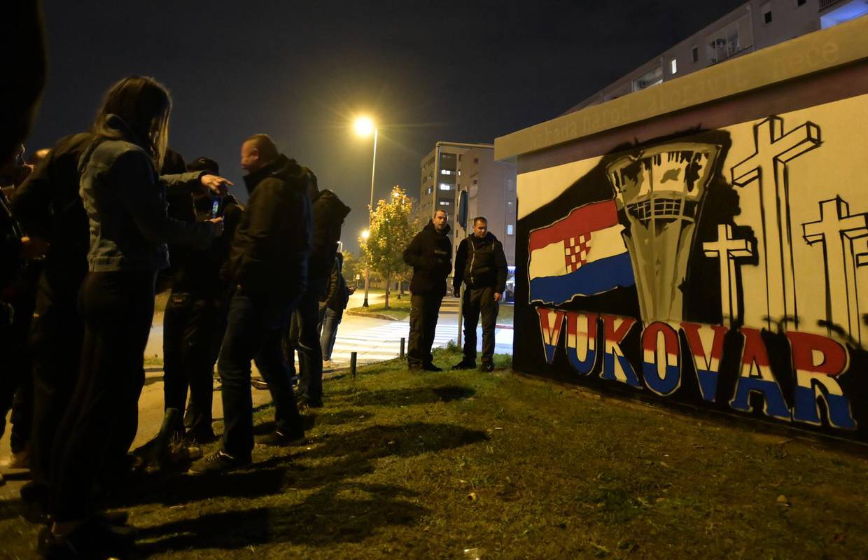 Prosvjed u Zagrebu: Uklonili murale posvećene Vukovaru, okupljeni počeli crtati nove