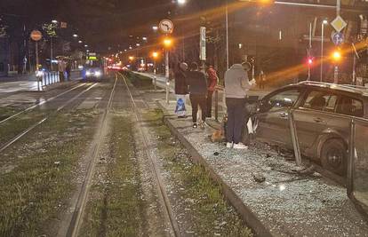 Krš i lom u Zagrebu: Autom se zabio u ogradu, razbio staklo