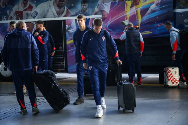 Zagreb: Odlazak hrvatske nogometne reprezentacije u Prag 