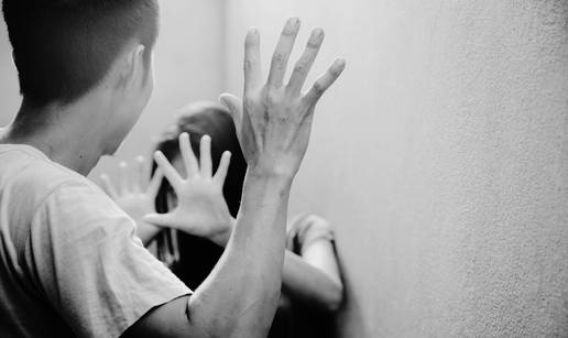 Zaštitar u školi tukao učenike!? Roditelji užasnuti: 'Vikao je da su go*na i da ih triba zaklat'