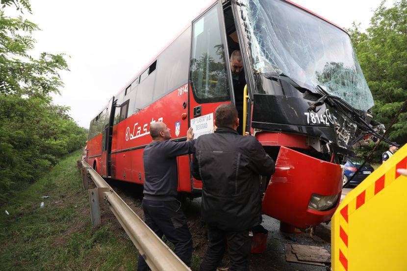 Strašna nesreća u Srbiji: Vozač džipa poginuo je u sudaru s busom, u bolnici je 36 ljudi