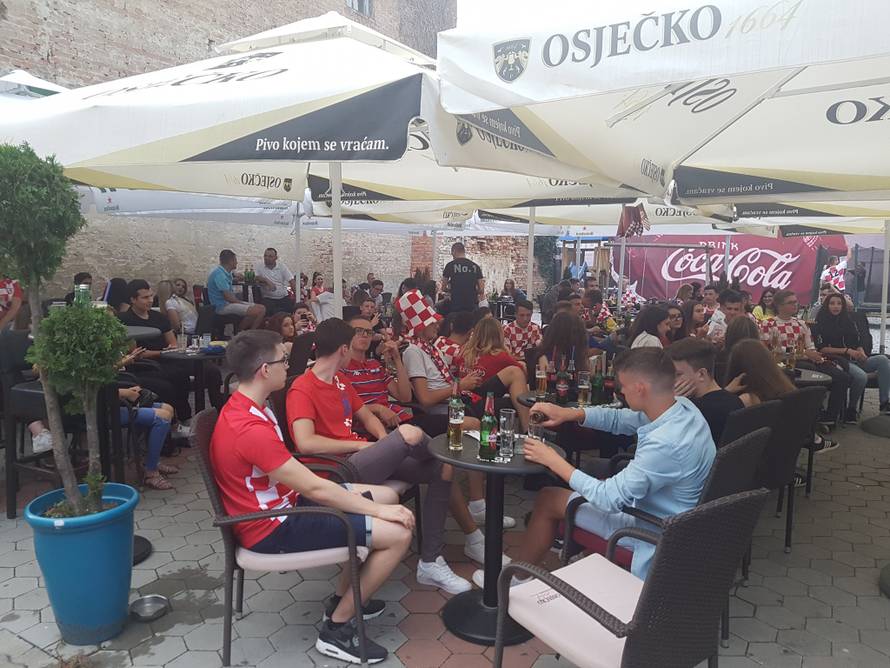 Mario Mandžukić s 25 tisuća kuna častio sugrađane pivom