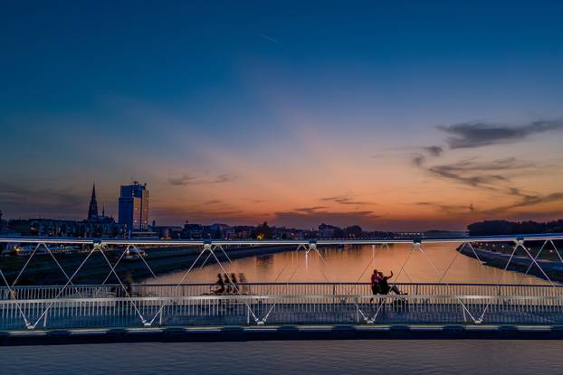 Pogled iz zraka na Osječki most koji svijetli novom dekorativnom rasvjetom 