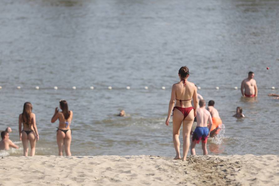 Osijek: Velika temperature je natjerala građane da potraže rashlađenje na Dravi