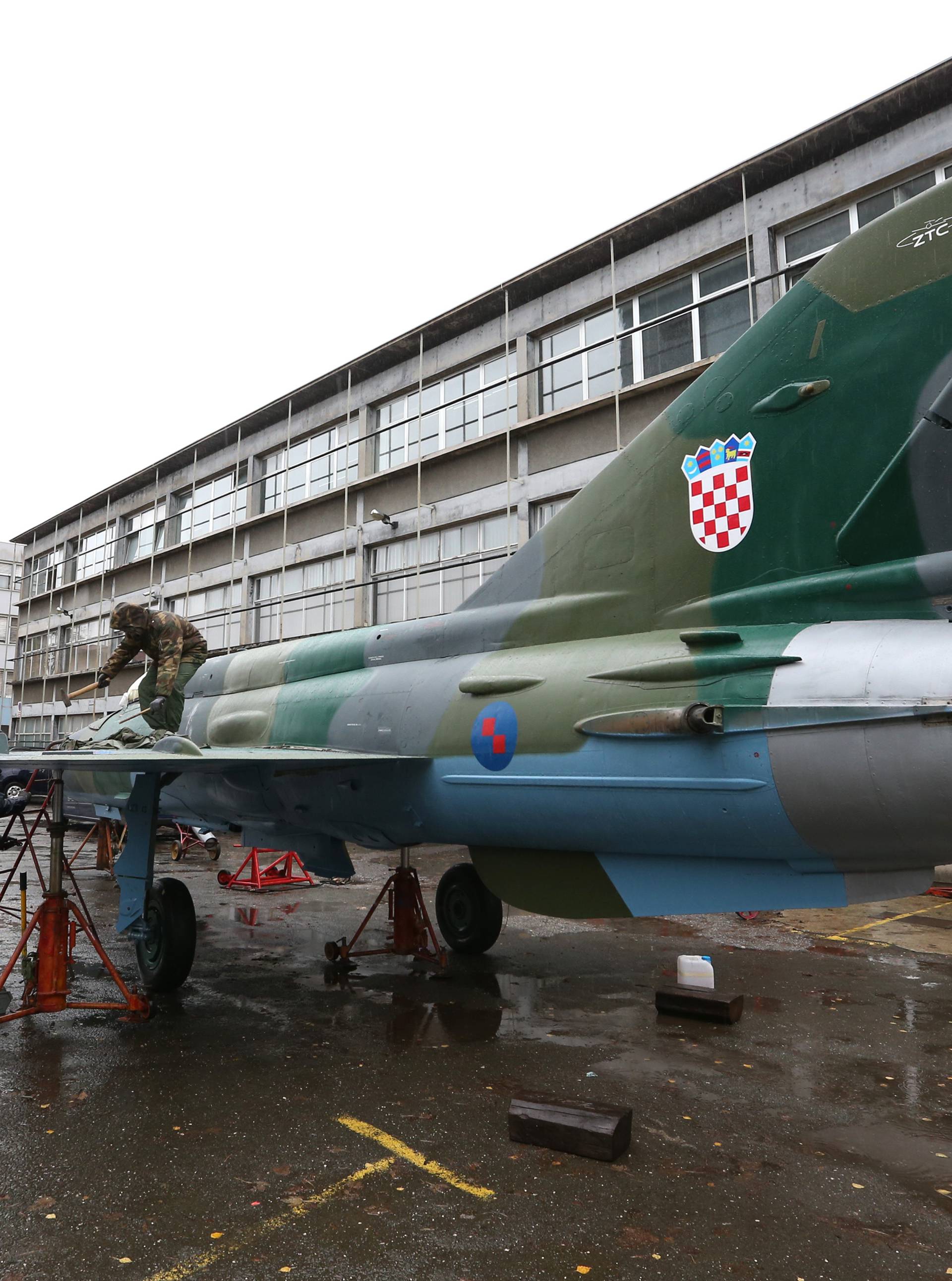 MiG-21 "sletio" ispred zgrade zagrebačkog Strojarskog faksa