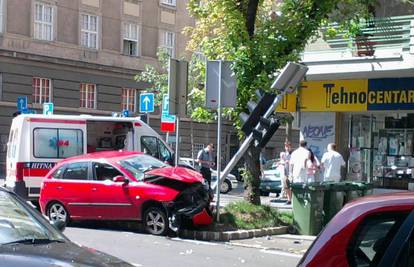 Vozačica Seata zabila se u Peugeot na križanju ulica
