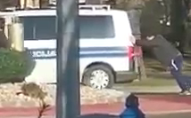 Video iz Nove Gradiške: Gurali policijski kombi koji se pokvario