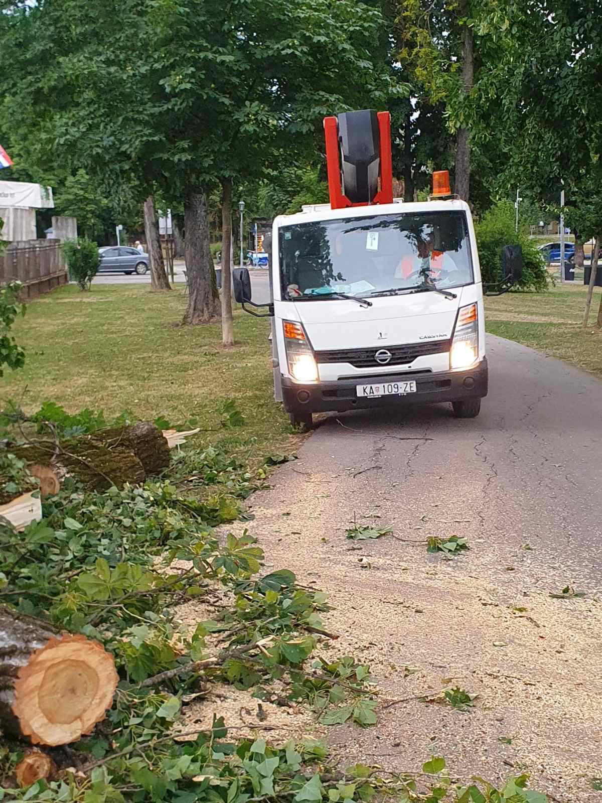 FOTO Nevrijeme u Karlovcu: Jak vjetar u par minuta napravio kaos, porušena brojna stabla